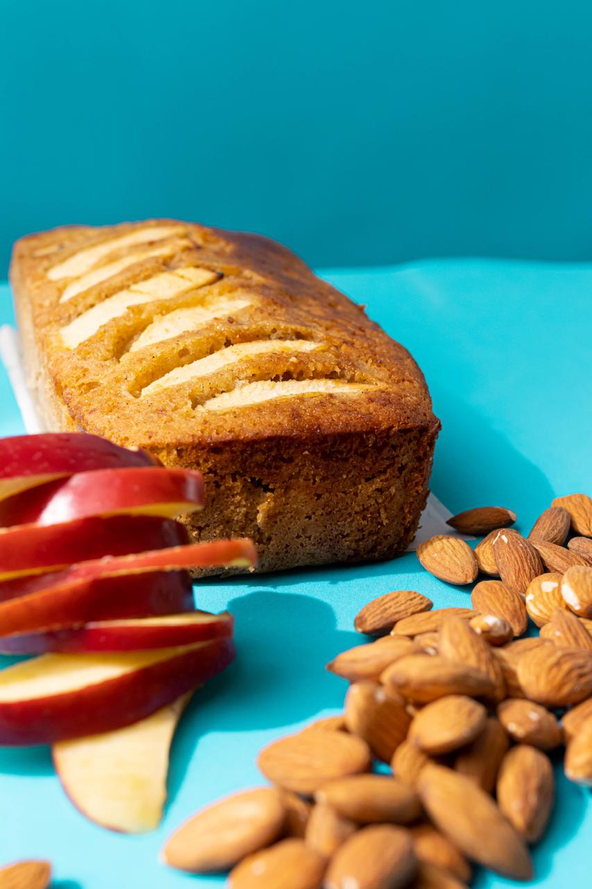 Apple sauce cake with brown rice flour & almond flour (جلوتن فري) كيك صوص التفاح بدقيق الارز البني و بدقيق اللوز