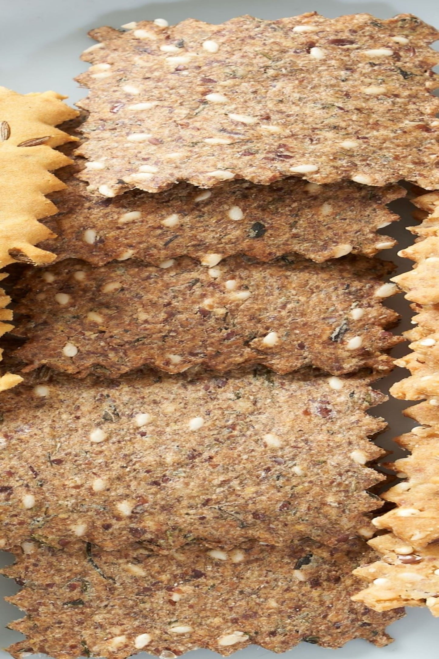 Keto Flex seeds crackers with sesame (100 grams)(كيتو) قراقيش بذر الكتان بالسمسم