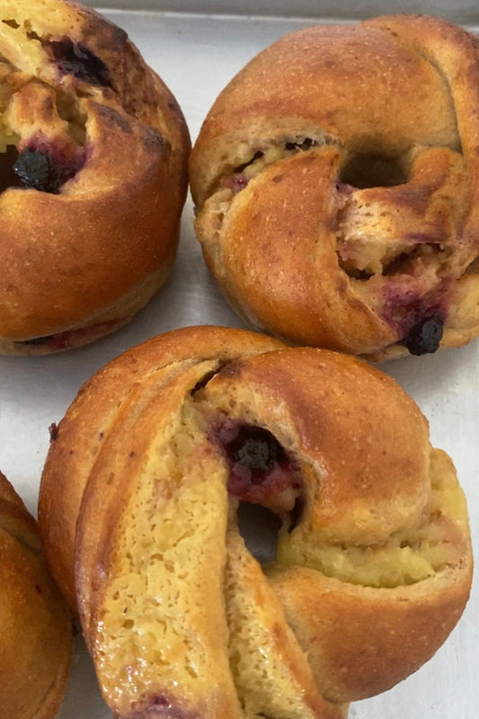 Lemon curd & dried blueberries wreath (4 pieces)ضفيرة كريمة الليمون والبلوبيري المجفف