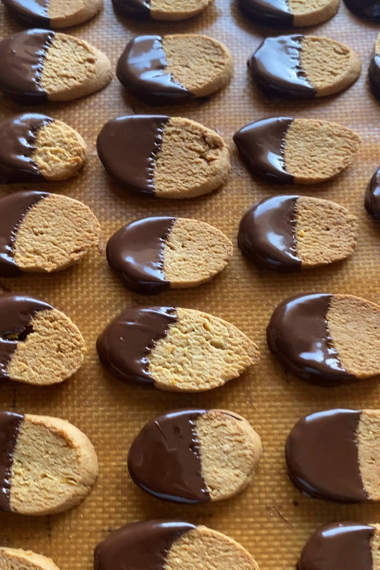 Oats biscuits with orange & dark  chocolate بدقيق الشوفان بالبرتقال و الشيكولاتة الدارك