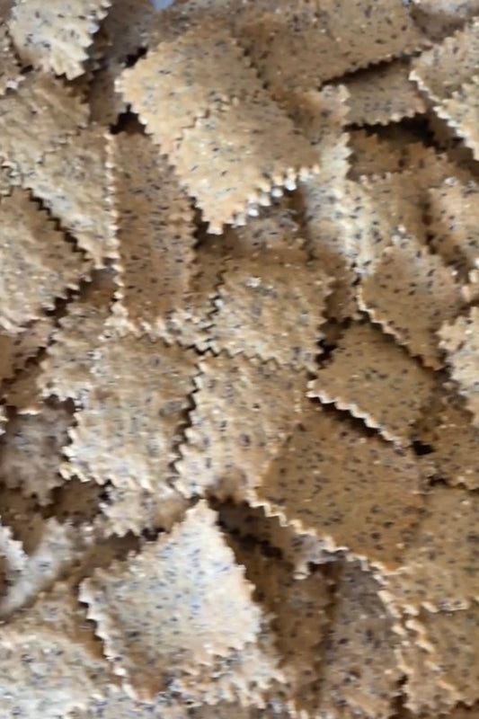 Oats & whole wheat Crackers    شرائح الخبز المشبعه  بالشوفان والقمح الكامل