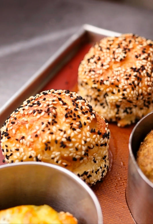 خبز بالسمسم وحبة البركه(٦قطع)